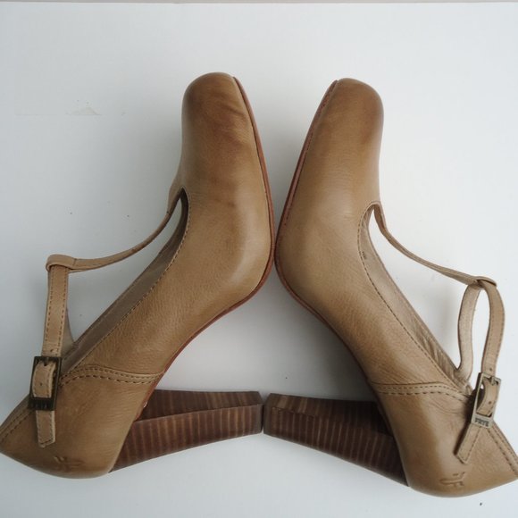 SIZE 7.5. FRYE MIRANDA T-strap all leather pump shoes. - Picture 2 of 8